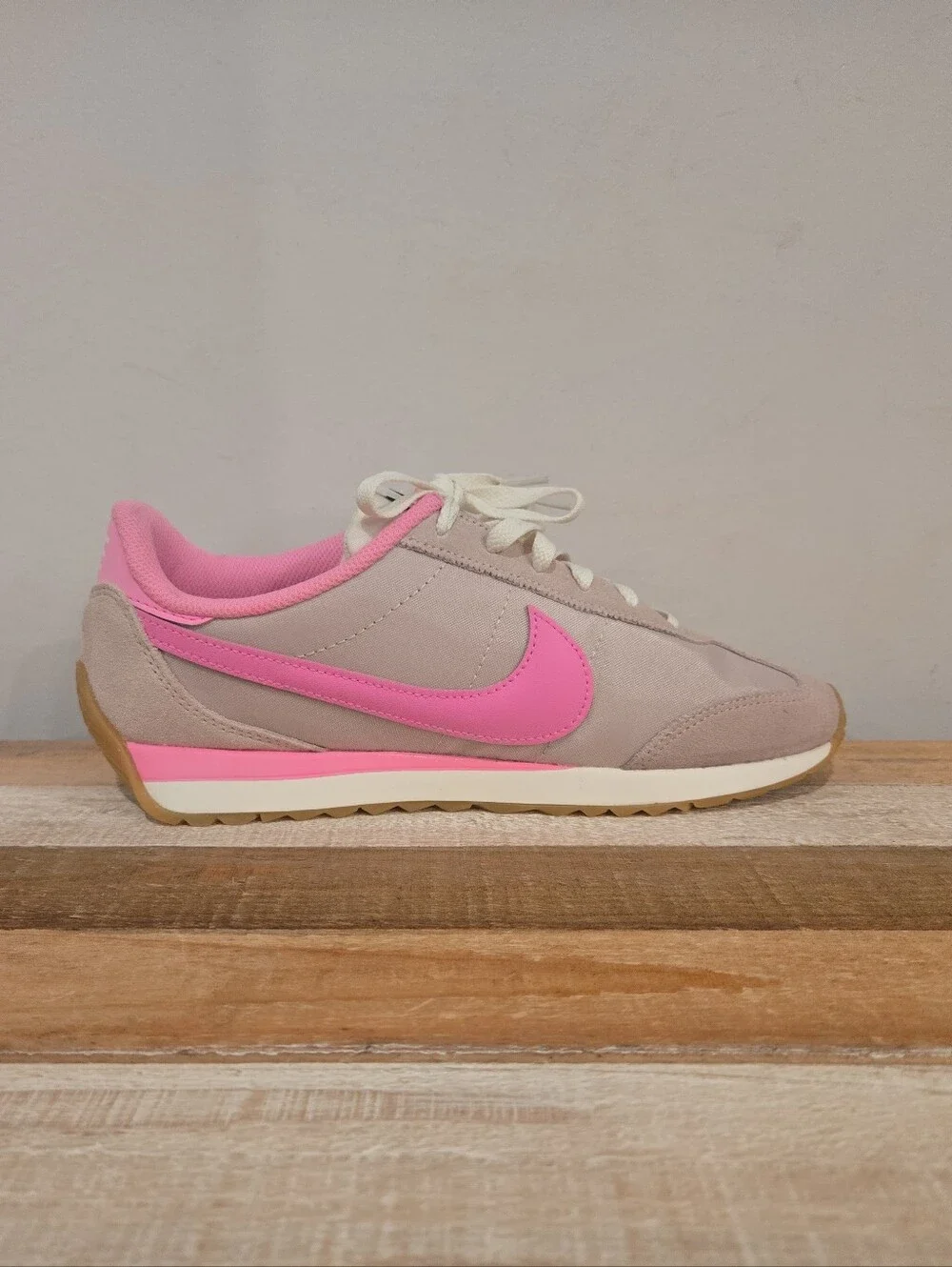 Nike Pacific Women Size 9 Silt Red Pink Spell Gum Athletic Running Sneaker